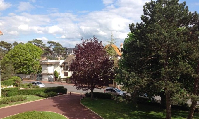 Deauville City Centre Apartment | Spacious 2 Rooms, heart of Deauville, next to the beach, closed parking included