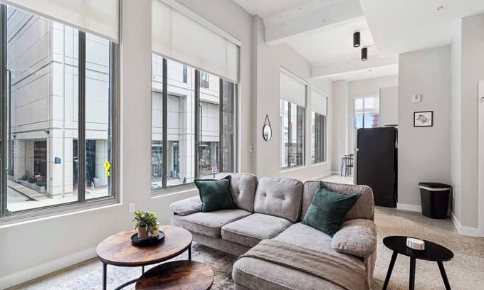 Downtown Cincinnati Apartment | Spacious 2BR CozySuites | OTR Downtown #09
