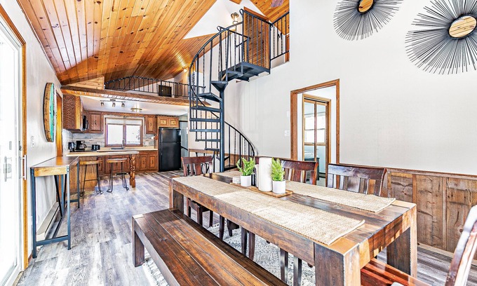 Shawano House | Spacious 3 Bd, 1.5 Bath family friendly cottage 35 minutes from Lambeau Field!