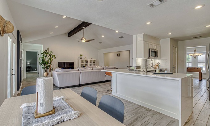 West Oak Hill House | Spacious 3-BDR Oasis w/Private Pool, Outdoor Kitchen—Ideal for Extended Stays!
