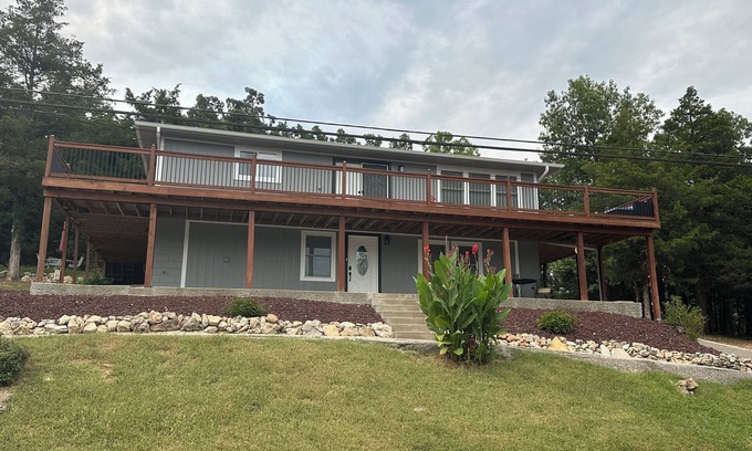 Roach House | Spacious 3 bed - 3bath lake view and access home close to Ball Parks National.