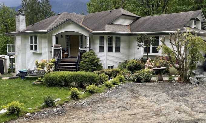 Lindell Beach House | Spacious 3 bedroom unit near the lake