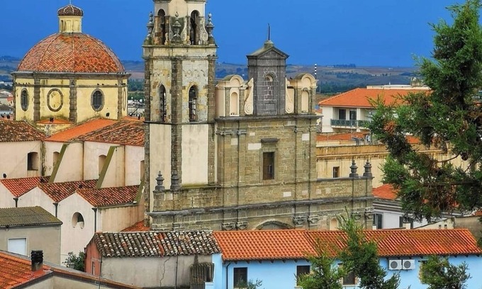 Sanluri Historic Centre Apartment | Spacious 3 bedroom apartment with A/C, free WiFi & Parking in enchanting Sanluri