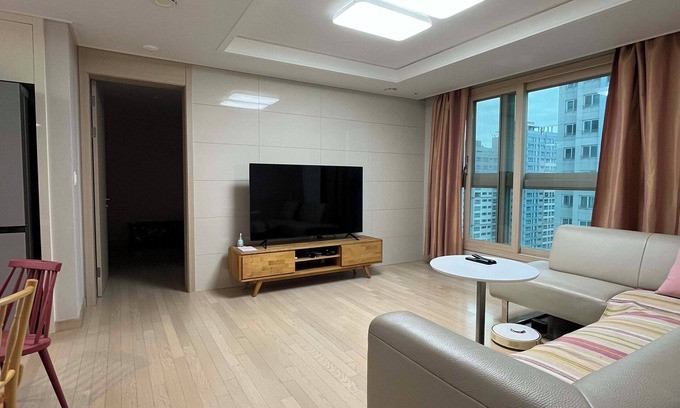 Songdo Apartment | Spacious 3-bedroom apartment in fantastic Incheon with WiFi, AC