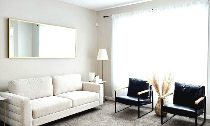 Calgary House | SPACIOUS 3 BR house wt AC 8min to YYC airport sleeps 10