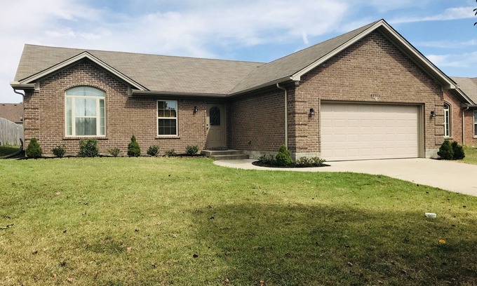 Speed House | Spacious 3 BR Ranch House W/Patio Yard in a quiet Suburb