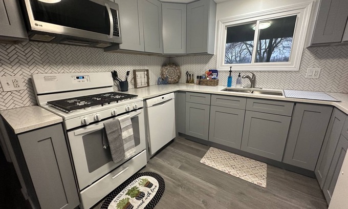 DeKalb House | Spacious 3BD 2BA 5 MIN TO NIU Pets Welcome Fast WIFI