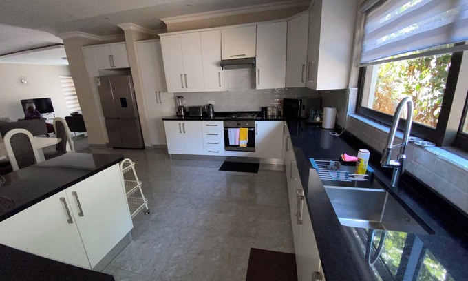 Kabulonga House | Spacious 3bedroom suite with AC, WiFi , backup inverter