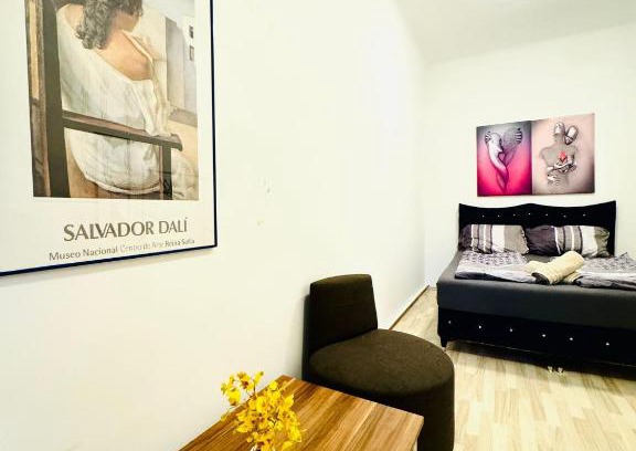 Grinzing Apartment | Spacious 3BR Apt for up to 6P, 10Min to FAC Platz