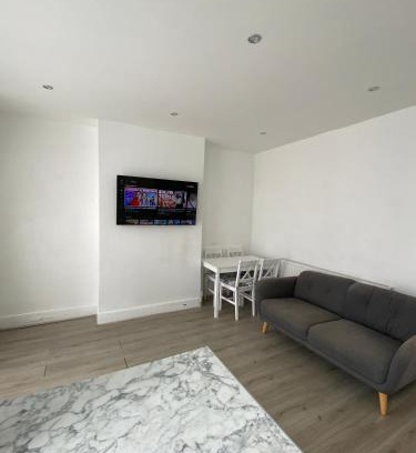 Bensham Manor Apartment | Spacious 3BR Home Family & Contractor Friendly