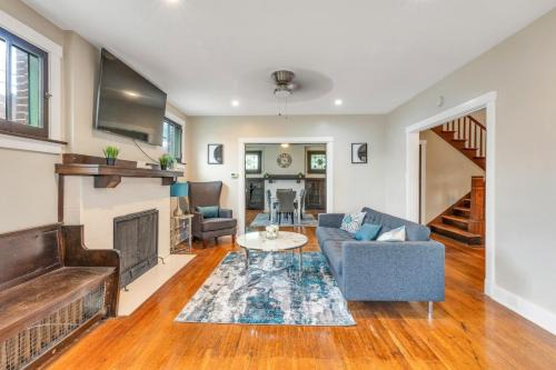 Wilkinsburg House | Spacious 3BR Home near Downtown, Oakland & East Liberty! Max 15 nights