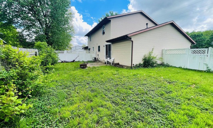 Massillon House | Spacious 3BR Home w/8 Beds, Big Yard & Parking – Near Canton & Hall of Fame