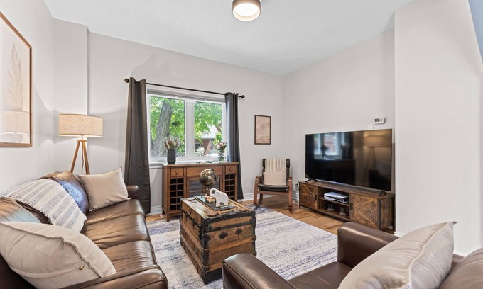 Ottawa Division Apartment | Spacious 3BR | Steps to Canal | King Bed | Parking | Family & Dog Friendly