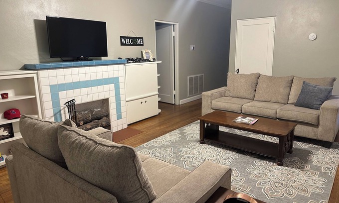 Ruston House | Spacious 4-Bdrm house in Ruston with WiFi and AC & Wonderful front & back porch