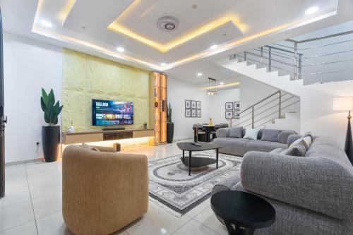 Ofin Apartment | Spacious 4 bed - Fast Internet - Free Parking - Swimming Pool