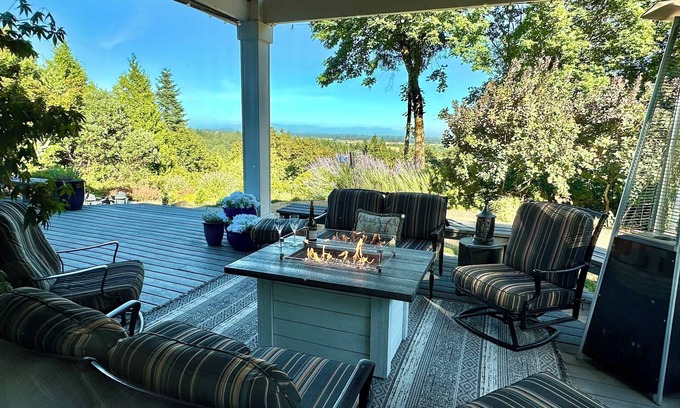 Corvallis House | Spacious 4 bedroom, 3 bath home with hot tub and stunning views of Cascade Mt.
