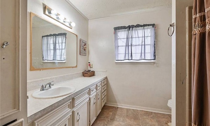 Bryan House | Spacious 4-bedroom family home in charming Bryan with AC, WiFi