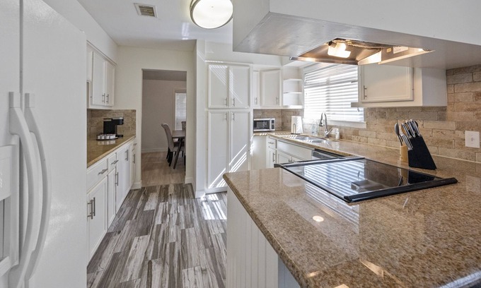 Addicks House | Spacious 4 Bedroom Home | Ideal for Longer Stays