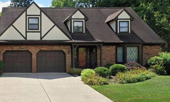 Mount Air House | Spacious 4-bedroom house with WiFi, in Worthington Hills