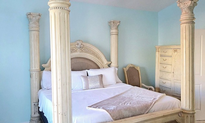 Surprise Original Townsite House | Spacious 4-bedroom house in wonderful Surprise with a pool/not heated.