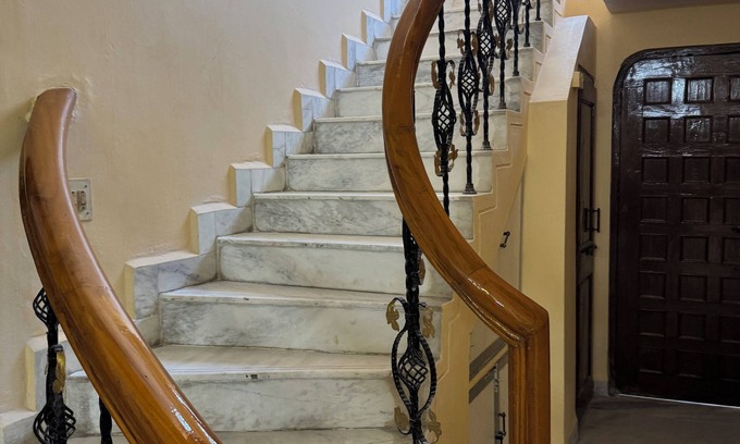 Ujjain House | Spacious 4 Bedroom House with parking in heart of city