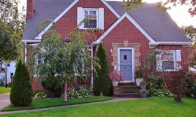 Euclid House | Spacious 4-bedroom house with WiFi and AC in peaceful Euclid