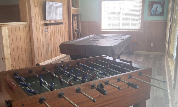 Bloomington House | Spacious 4-bedroom house at base of Bloomington Canyon with WiFi, Portable AC