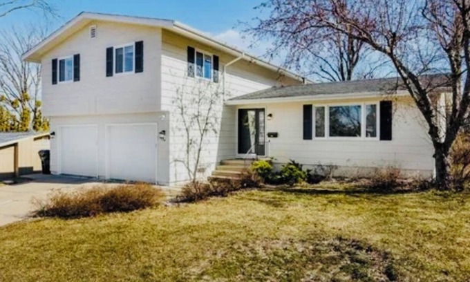 Cedar Rapids House | Spacious 4-bedroom House with AC and WiFi in Charming Cedar Rapids