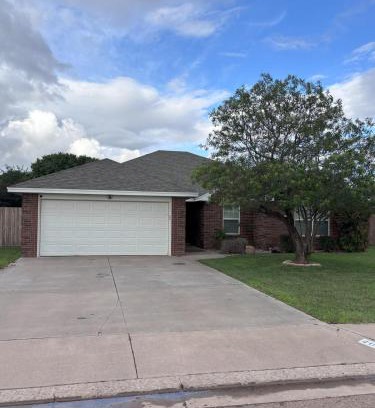 Clovis House | Spacious 4 BR Family Home