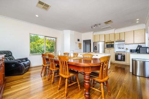 Fadden House | Spacious 4BR Comfort and Convenience in Fadden - Hosted by Canstay