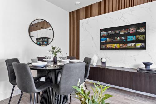 Enfield Highway Apartment | Spacious 4BR Home, Garden & Parking, Sleeps 8