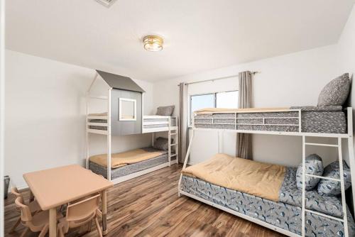 Southside Apartment | Spacious 4BR w Game Room - 15 min to Seaworld