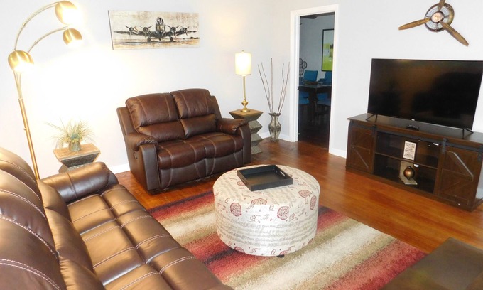 Forest Park House | Spacious 5-bdrm for Families, WorkCrews, Large Groups,& Sport Teams near Airport