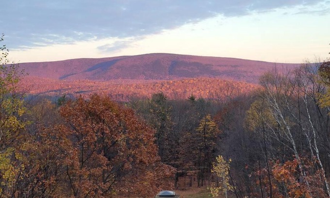 Shaftsbury House | Spacious 5 bedroom home, private mountain setting
