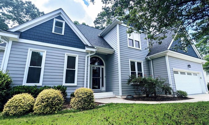 North Raleigh House | Spacious 5 Bedroom, Hot Tub, Arcade Room, EV Charger, Handicap & Quiet Culdesac!