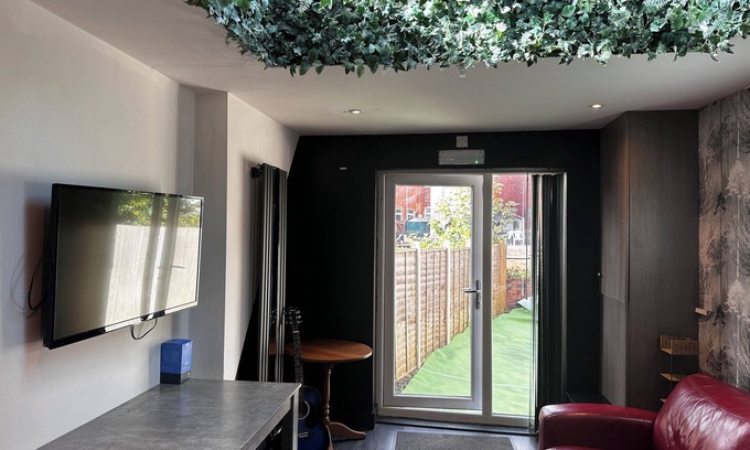 Coventry House | Spacious 5-bedroom house Coventry