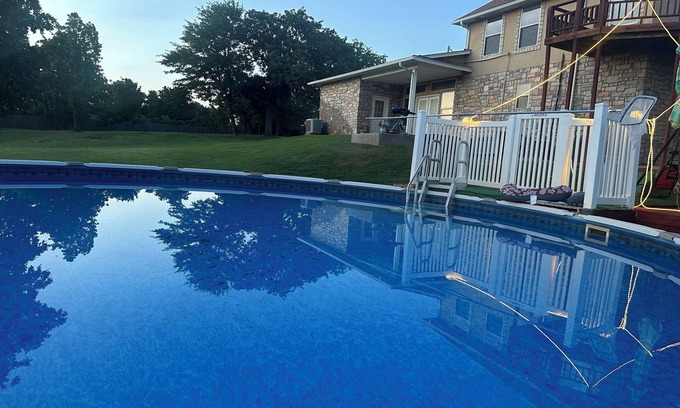 Guthrie House | Spacious 5-bedroom house with swimming pool and AC, WiFi in beautiful Guthrie.