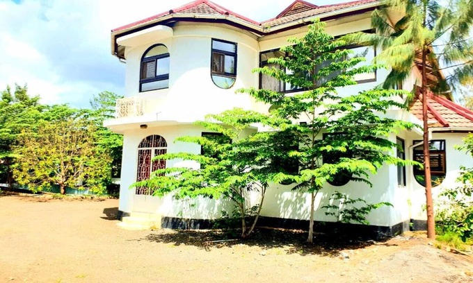 Arusha House | Spacious 5-bedroom House with free WiFi in Njiro, Arusha