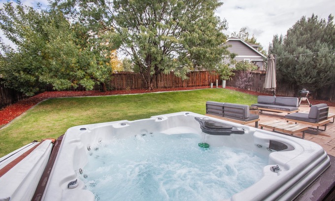 Seven Hills House | Spacious 5-bedroom house with Hot Tub and Central AC in Aurora