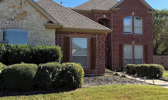 Hurst House | Spacious 5-bedroom house, SAFE and quiet neighborhood right next to the trail
