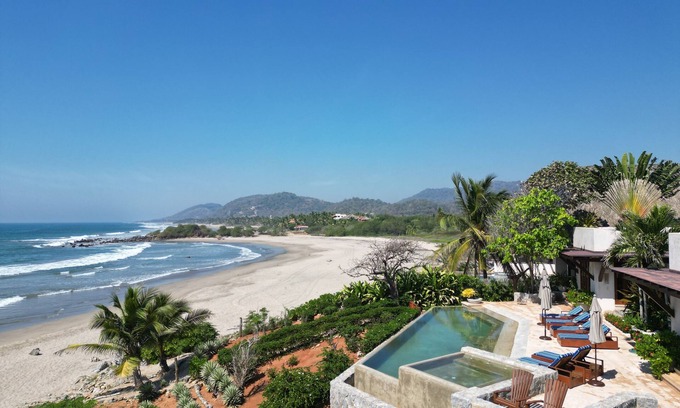 La Union de Isidoro Montes de Oca House | Spacious 5-bedroom house w/WiFi, AC, fitness room, chef quality kitchen & pool