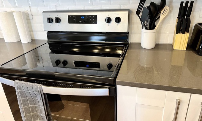 Bloomfield House | Spacious 5-bedroom townhome with WiFi and AC in charming Bloomfield