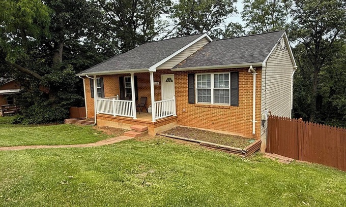 Front Royal House | Spacious 5-bedroom house with WiFi, AC in charming Front Royal