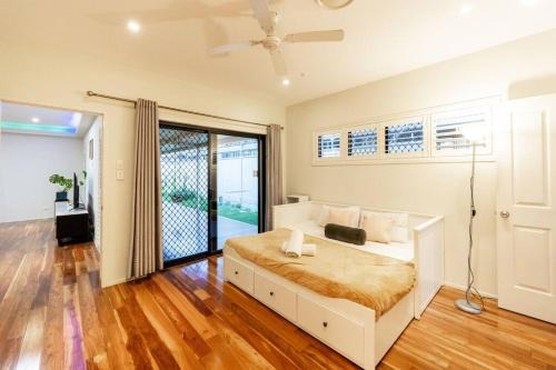 Sunnybank Apartment | Spacious 5BR 3BA Home w Parking and Yard in Sunnybank M11