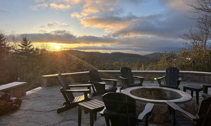 Newland House | Spacious 5BR/4BA/1 level home on 8 acres w/Stunning Views, Hot Tub & Fire Pit