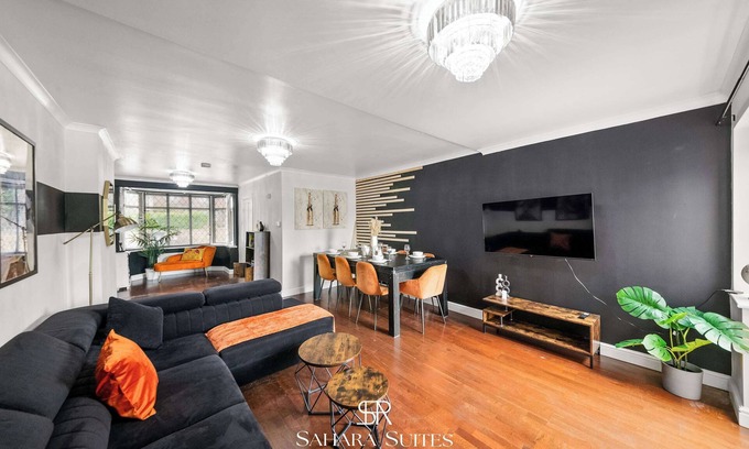 Reading House | Spacious 6-Bed Home in Reading | Parking
