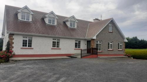 Kilmovee House | Spacious 6-Bed House 10 minutes from Knock Airport