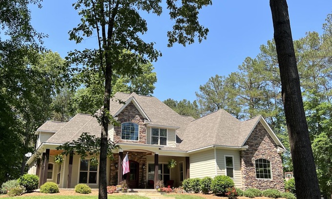 Starkville House | Spacious 6 Bedroom - 5 miles to Miss State - Home Away From Home!