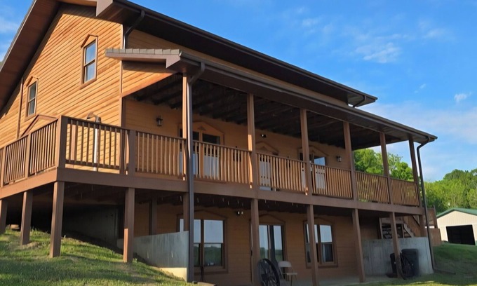 Chambersburg House | Spacious 6-bedroom house in rural Versailles with many amenities included.