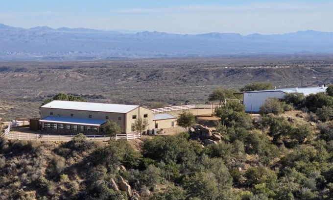 Oracle House | Spacious 6-bedroom hilltop cabin in tranquil Oracle